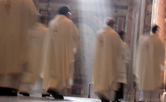Priester ziehen in den Petersdom ein. ©Hansen Peter 
