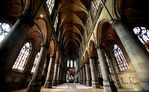 Leerer Raum im Neuen Dom