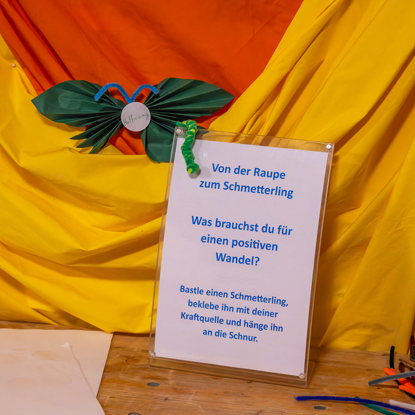 Ritualstationen im Kirchenraum