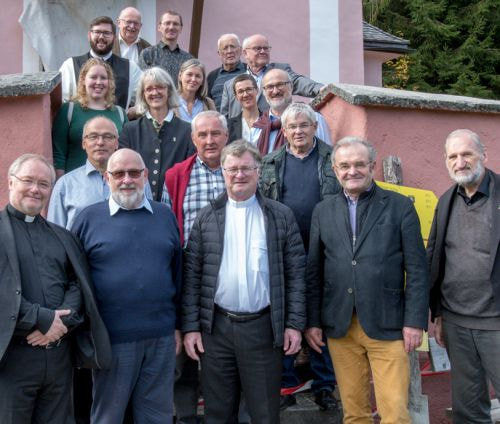 Bischofs Visitation Dekanat Bad Ischl, Wanderung der Visitatoren mit den Mitgliedern der Dekanat Bad Ischl in GosauBild: Besichtigung KalvarienbergkircheFoto: Jack Haijes 