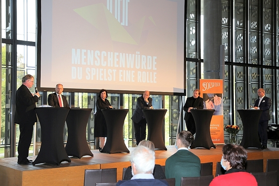 Gesprächsrunde mit Bischof Manfred Scheuer, LAbg. Christian Kolarik, Landesrätin Birgit Gerstorfer, Superintendent Gerold Lehner und Intendant Hermann Schneider. Ganz rechts: Moderator Peter Wesely