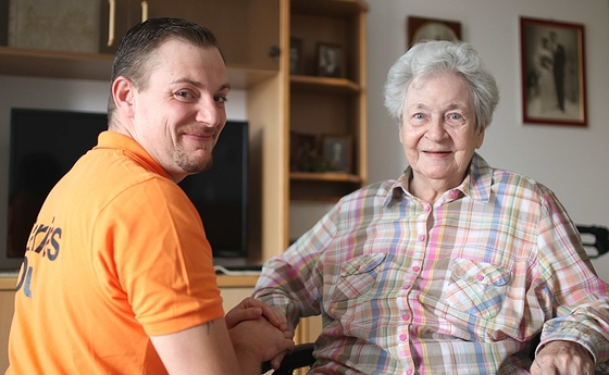 Einmal pro Woche kommt Dominik Mayer ins Seniorenwohnhaus. Gekoppelt mit der Arbeit bei den Mobilen Pflegediensten kann er so Vollzeit für und mit den Menschen arbeiten.