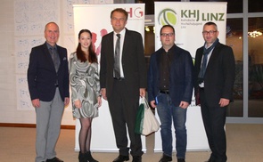 V.l.: Dr. Markus Schlagnitweit, Nora Krassnig-Plass, Rektor Dr. Meinhard Lukas, Johannes Waslmeier, Markus Schaberger