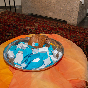 Ritualstationen im Kirchenraum