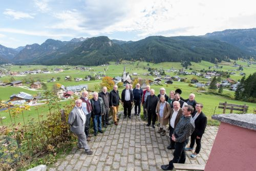 Bischofs Visitation Dekanat Bad Ischl, Wanderung der Visitatoren mit den Mitgliedern der Dekanat Bad Ischl in GosauBild: Blick von Kalvarienbergkirche auf Gosau mit Katholische PfarrkircheFoto: Jack Haijes 