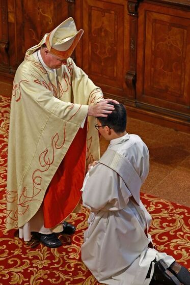 Bischof Manfred Scheuer spendet P. Samuel Lai durch Handauflegung und Weihegebet das Sakrament der Priesterweihe. 