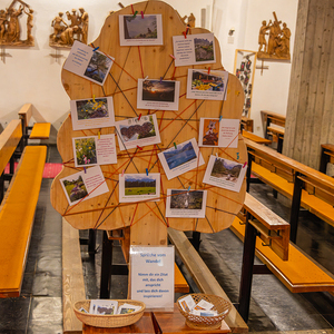 Ritualstationen im Kirchenraum
