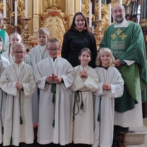 Namen der neuen Ministranten (v.l.n.r.): Julian Emprechtinger, Elena Auer, Fabian Steindl, Noah Aichhorn, Elias Steindl, Emilia Schüller, Laura Schönbauer.