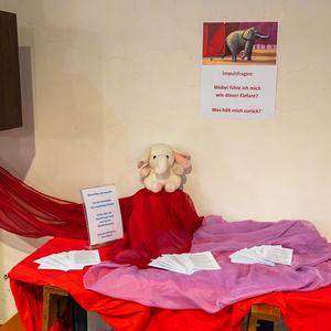 Ritualstationen im Kirchenraum