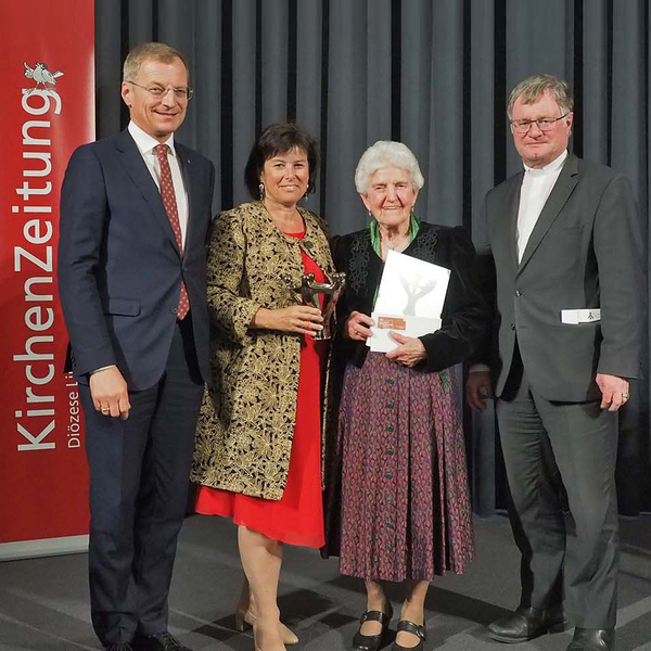 Verleihung des Solidaritätspreises 2019 / © KiZ/F. Litzlbauer Landeshauptmann Thomas Stelzer, Landesrätin Birgit Gerstorfer, Preisträgerin Anna Hackl und Bischof Manfred Scheuer