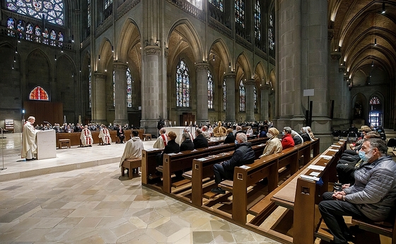 Auch in Corona-Zeiten ist die Kirche mit stärkenden Angeboten für die Menschen da.  Auf dem Bild: Jubiläumsgottesdienst anlässlich 80. Geburtstag von Bischof em. Ludwig Schwarz und 40 Jahre Priesterweihe von Bischof Manfred Scheuer am 11.10.2020.