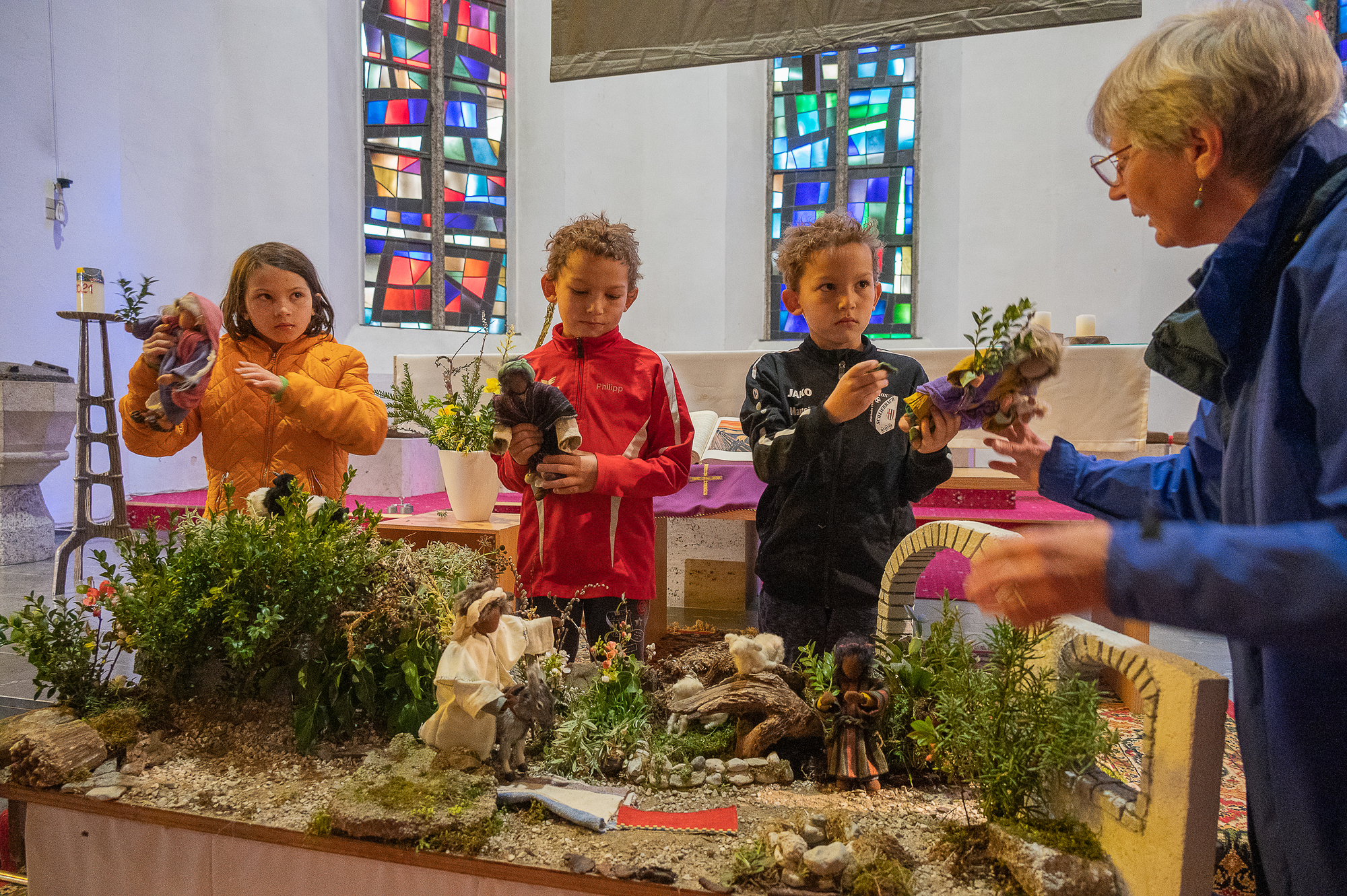 Osterkrippe in der Pfarre Kirchdorf an der Krems, steht vor dem Altar, Aufbau durch Barbara Jakober und ihre Enkelkinder. Vom Palmsonntag bis Ostern wird die Krippe den Themen entsprechend gestaltet. 
Bild: Marie und ihre Brüder, die Zwillinge Martin
