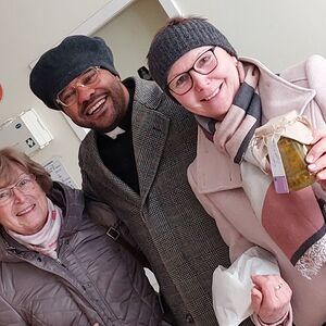 Suppe im Glas war bei den Besucher*innen des Pfarrcafés (im Bild v.l. Helga Haslehner, Pfarrer Richard Ozoude und Dorli Hinterberger) der Renner: Im Nu war alles ausverkauft! 