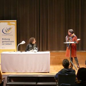Michaela Stauder, Organisatorin der Veranstaltung und Referentin beim KBW-Treffpunk Bildung, im Gespräch mit dem Autor