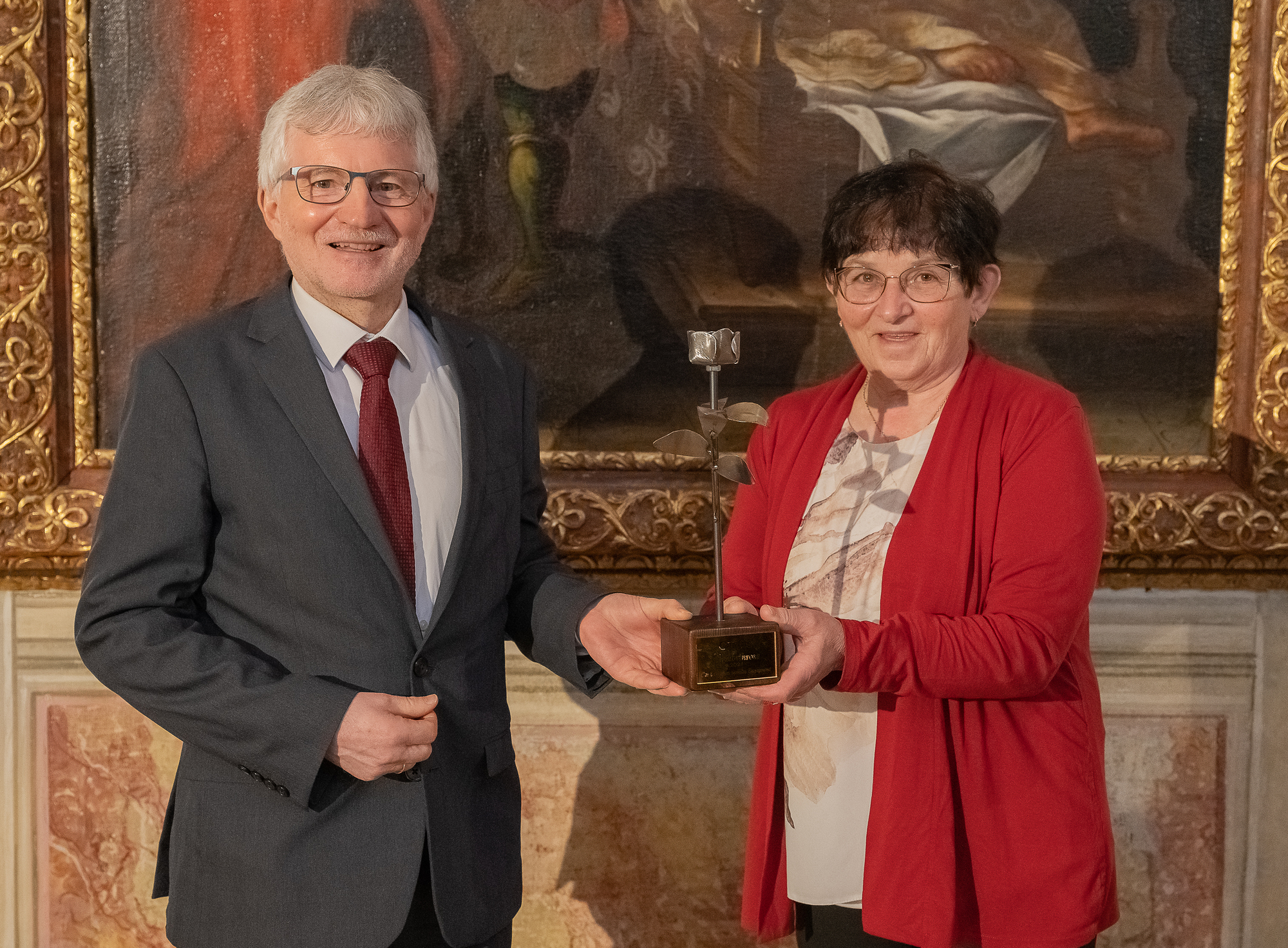 Burgi Gartenlehner mit Caritasdirektor Franz Kehrer bei der Verleihung der Elisabethrose für ihr großes Engagement