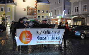 250 Menschen bei Lichterkette für Kultur und Menschlichkeit in Vöcklabruck