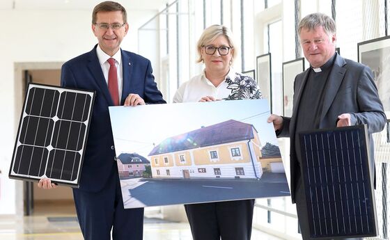 Auf dem Pfarrhof von Schenkenfelden wird das nächste PV-Projekt der Diözese Linz umgesetzt. V. l.: Wirtschafts- und Energie-Landesrat Markus Achleitner, Ing.in Mag.a Petra Weiss, Fachdirektorin Bundesdenkmalamt, und Bischof Dr. Manfred Scheuer.