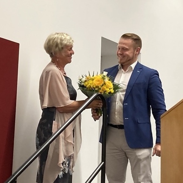 75 Jahre Bibliothek Weyregg / © Bibliotheksfachstelle Bibliotheksleiterin Monika Gebetsberger und Bürgermeister Michael Stur
