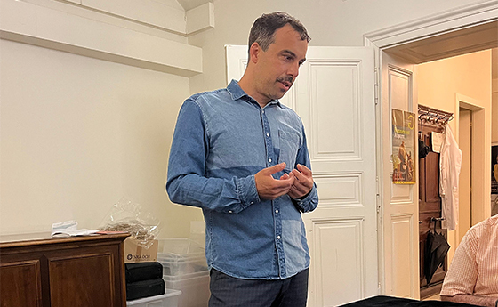 Künstler Christian Kosmas Mayer erklärt die Bedeutung der Ausgrabungsexponate für seine künstlerische Gestaltung des Gedenkortes an der PHDL