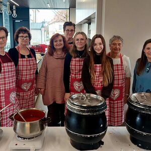 Die Besucher*innen hatten die Qual der Wahl: unzählige Suppen zum Löffeln vor Ort oder als Suppe im Glas standen zur Auswahl. Das Ergebnis: € 2.860,-- für die Aktion Familienfasttag!