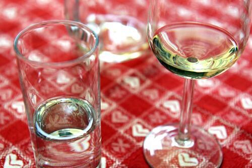 Gläser mit Wasser und Wein