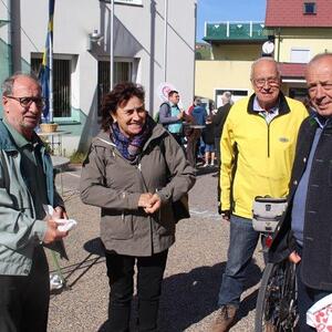 Altpfarrer Ludwig Höritzauer, der auch in MN wohnt, trifft am Kirchenplatz seine Verwandten. 