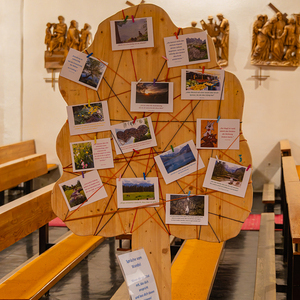 Ritualstationen im Kirchenraum