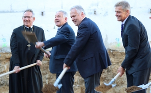 Beim Spatenstich zum Ausbau des Stiftsgymnasiums: V.l.: Abt Ambros Ebhart, LH Josef Pühringer, Dir. Wolfgang Leberbauer, Bgm. Gerhard Obernberger © Stefan Kerschbaumer