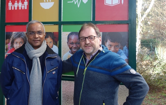 Salesianerpater Noel Maddhichetty und Reinhard Heiserer 